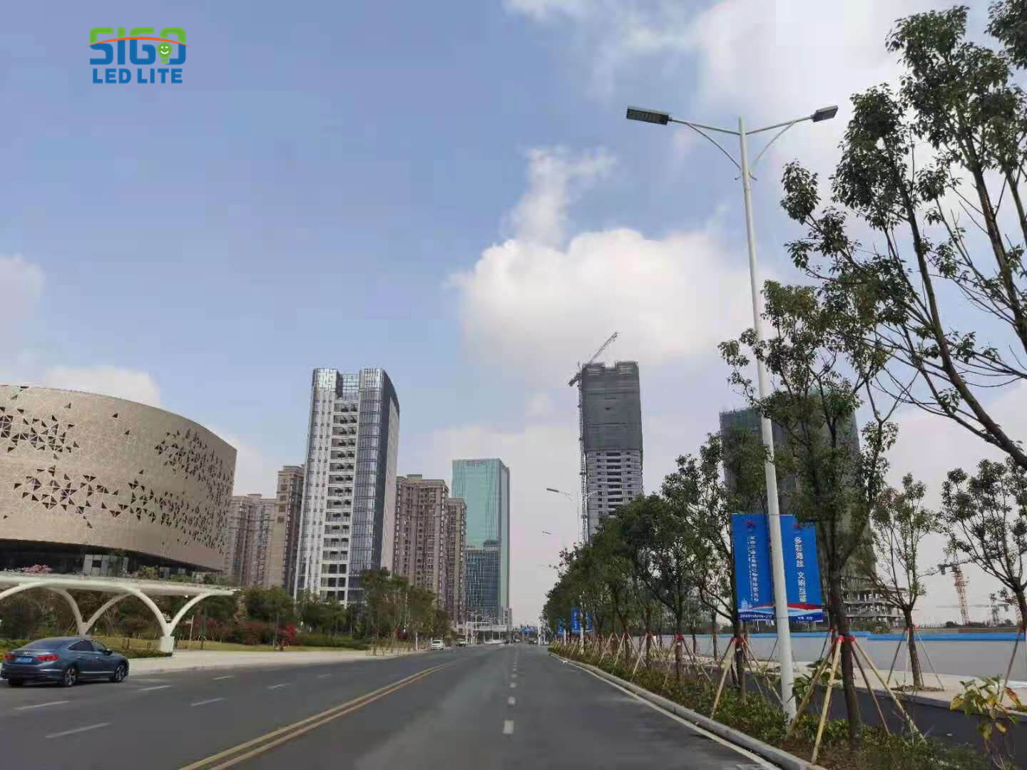 التعديل التحديثي لعمود الإنارة المزدوج الذراع للضوء الشمسي
